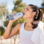 Thói quen uống đủ 2 lít nước mỗi ngày
