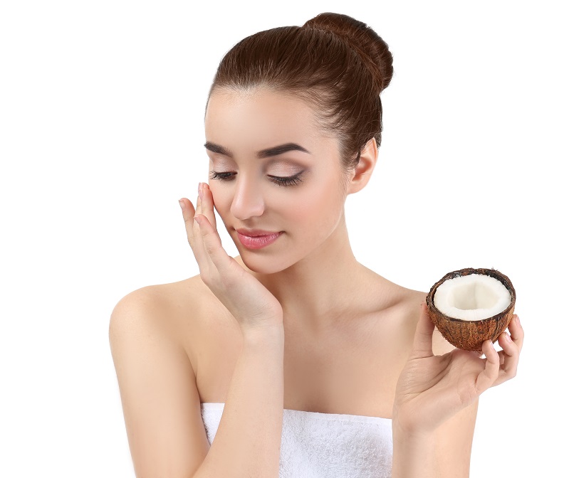Massage mặt bằng dầu dừa giúp trẻ hóa da